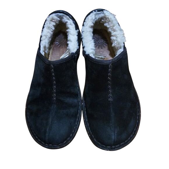 Ugg Bettey 1757 Black Leather Slip On Shoes Sherp Skin Inside Women's Size 6 - Picture 1 of 9